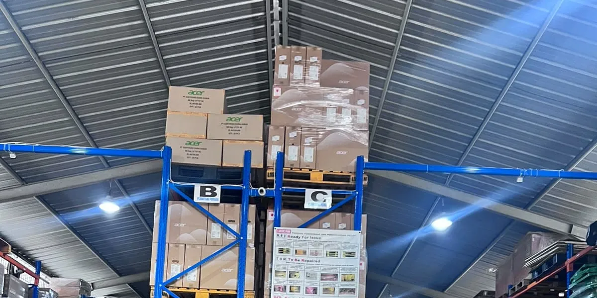 Rak tinggi dan palet di dalam gudang Jakarta